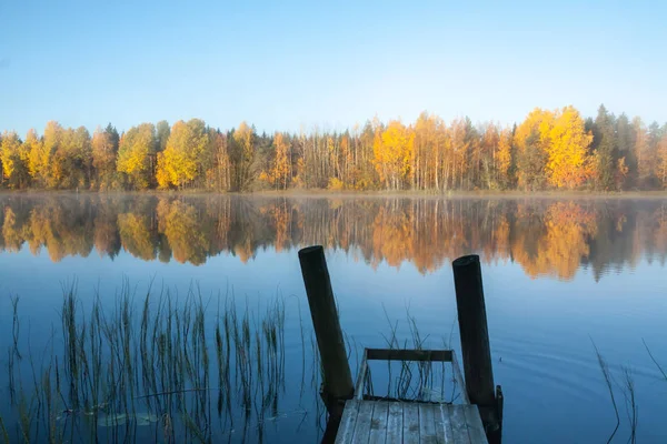 Красиві Осінній Ранок Краєвид Води Річки Kymijoki Пірсу Тумані Місті — стокове фото