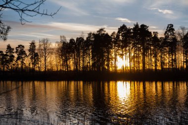 Kymijoki Nehri suları batımında güzel sonbahar manzara. Finlandiya, Kymenlaakso, Kouvola