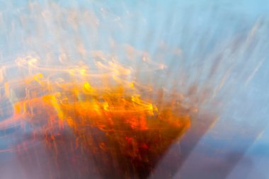 Mavi bir arka plan üzerinde turuncu dalgalar bulanık ışık etkisi Özet. Uzun pozlama fotoğraf hareketli kamera.