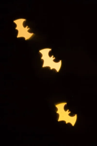 模糊的照片 在蝙蝠的形状 去重点的波克五颜六色的灯光 — 图库照片