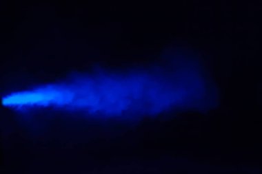 Siyah bir zemin üzerine mavi renkli duman.