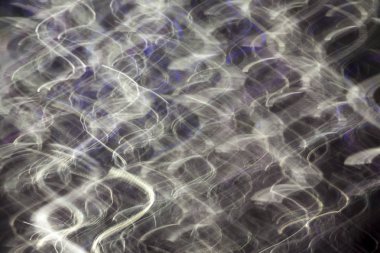 Siyah bir arka plan üzerinde soyut bulanık ışık etkisi. Uzun pozlama fotoğraf hareketli kamera.