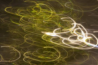 Siyah bir arka plan üzerinde soyut bulanık ışık etkisi. Uzun pozlama fotoğraf hareketli kamera.