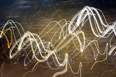 Siyah bir arka plan üzerinde bulanık renkli ışık etkisi Özet. Uzun pozlama fotoğraf hareketli kamera.