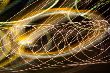 Siyah bir arka plan üzerinde bulanık renkli ışık etkisi Özet. Uzun pozlama fotoğraf hareketli kamera.