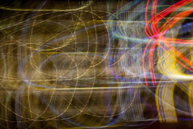 Siyah bir arka plan üzerinde bulanık renkli ışık etkisi Özet. Uzun pozlama fotoğraf hareketli kamera.