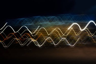 Siyah bir arka plan üzerinde bulanık renkli ışık etkisi Özet. Uzun pozlama fotoğraf hareketli kamera.