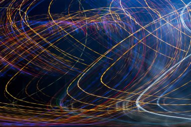 Siyah bir arka plan üzerinde bulanık renkli ışık etkisi Özet. Uzun pozlama fotoğraf hareketli kamera.