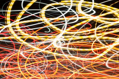 Siyah bir arka plan üzerinde bulanık renkli ışık etkisi Özet. Uzun pozlama fotoğraf hareketli kamera.