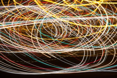 Siyah bir arka plan üzerinde bulanık renkli ışık etkisi Özet. Uzun pozlama fotoğraf hareketli kamera.