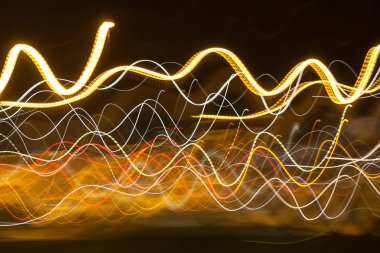 Siyah bir arka plan üzerinde bulanık renkli ışık etkisi Özet. Uzun pozlama fotoğraf hareketli kamera.