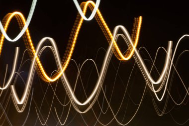 Siyah bir arka plan üzerinde bulanık renkli ışık etkisi Özet. Uzun pozlama fotoğraf hareketli kamera.