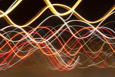 Siyah bir arka plan üzerinde bulanık renkli ışık etkisi Özet. Uzun pozlama fotoğraf hareketli kamera.