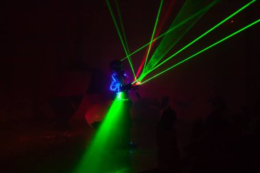Renkli ışık gösterisini. Lazer şovu karanlıkta hareket.