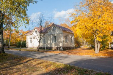 Kouvola, Finlandiya - 10 Ekim 2018: Güzel sonbahar aylarında eski rustik Müzesi ilçe, Kouvola - Kaunisnurmi.