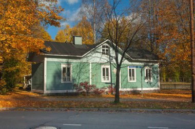 Kouvola, Finlandiya - 10 Ekim 2018: Güzel sonbahar aylarında eski rustik Müzesi ilçe, Kouvola - Kaunisnurmi.
