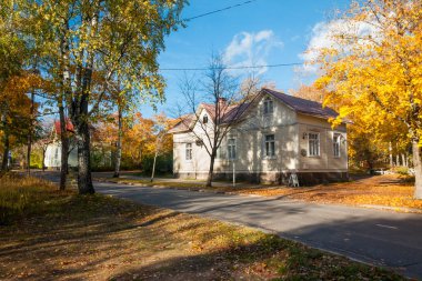 Kouvola, Finlandiya - 10 Ekim 2018: Güzel sonbahar aylarında eski rustik Müzesi ilçe, Kouvola - Kaunisnurmi.