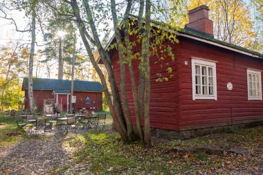 Kouvola, Finlandiya - 10 Ekim 2018: Güzel sonbahar aylarında eski rustik Müzesi ilçe, Kouvola - Kaunisnurmi.