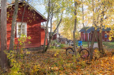 Kouvola, Finlandiya - 10 Ekim 2018: Güzel sonbahar aylarında eski rustik Müzesi ilçe, Kouvola - Kaunisnurmi.