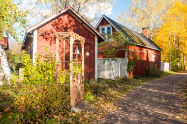 Kouvola, Finlandiya - 10 Ekim 2018: Güzel sonbahar aylarında eski rustik Müzesi ilçe, Kouvola - Kaunisnurmi.