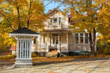 Kouvola, Finlandiya - 10 Ekim 2018: Eski rustik Müzesi ilçe, Kouvola - Kaunisnurmi, Radyo Müzesi güzel sonbahar.