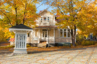 Kouvola, Finlandiya - 10 Ekim 2018: Eski rustik Müzesi ilçe, Kouvola - Kaunisnurmi, Radyo Müzesi güzel sonbahar.