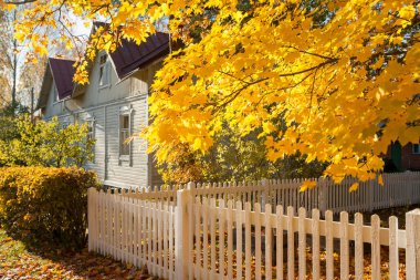 Kouvola, Finlandiya - 10 Ekim 2018: Güzel sonbahar aylarında eski rustik Müzesi ilçe, Kouvola - Kaunisnurmi.