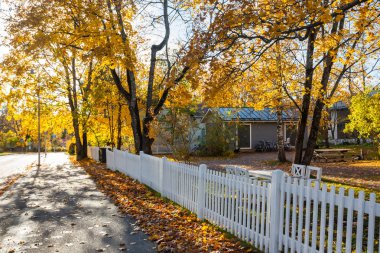 Kouvola, Finlandiya - 10 Ekim 2018: Güzel sonbahar aylarında eski rustik Müzesi ilçe, Kouvola - Kaunisnurmi.