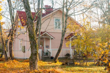 Kouvola, Finlandiya - 15 Ekim 2018: Güzel sonbahar aylarında eski rustik Müzesi ilçe, Kouvola - Kaunisnurmi.