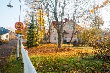 Kouvola, Finlandiya - 15 Ekim 2018: Güzel sonbahar aylarında eski rustik Müzesi ilçe, Kouvola - Kaunisnurmi.