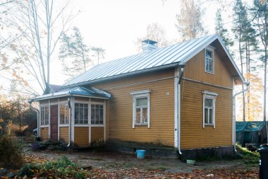 Kouvola, Finlandiya - 15 Ekim 2018: Güzel sonbahar aylarında eski rustik Müzesi ilçe, Kouvola - Kaunisnurmi.