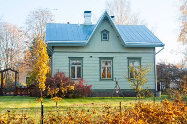 Kouvola, Finlandiya - 15 Ekim 2018: Güzel sonbahar aylarında eski rustik Müzesi ilçe, Kouvola - Kaunisnurmi.