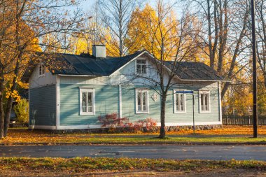 Kouvola, Finlandiya - 15 Ekim 2018: Güzel sonbahar aylarında eski rustik Müzesi ilçe, Kouvola - Kaunisnurmi.