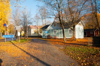 Kouvola, Finlandiya - 15 Ekim 2018: Güzel sonbahar aylarında eski rustik Müzesi ilçe, Kouvola - Kaunisnurmi.