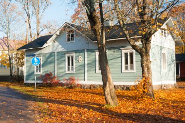 Kouvola, Finlandiya - 15 Ekim 2018: Güzel sonbahar aylarında eski rustik Müzesi ilçe, Kouvola - Kaunisnurmi.