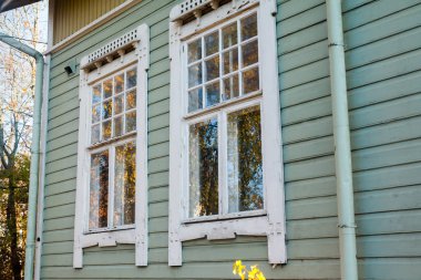 Kouvola, Finlandiya - 15 Ekim 2018: Güzel sonbahar aylarında eski rustik Müzesi ilçe, Kouvola - Kaunisnurmi.