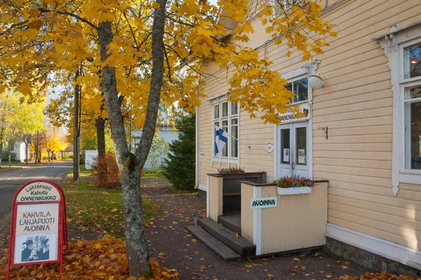 Kouvola, Finlandiya - 10 Ekim 2018: Güzel sonbahar aylarında eski rustik Müzesi ilçe, Kouvola - Kaunisnurmi.