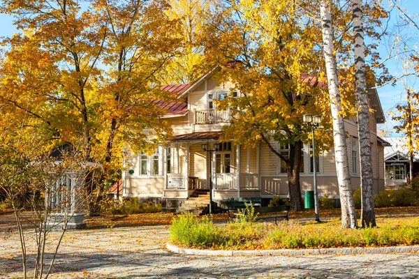 Kouvola, Finlandiya - 10 Ekim 2018: Eski rustik Müzesi ilçe, Kouvola - Kaunisnurmi, Radyo Müzesi güzel sonbahar.