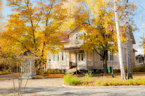 Kouvola, Finlandiya - 10 Ekim 2018: Eski rustik Müzesi ilçe, Kouvola - Kaunisnurmi, Radyo Müzesi güzel sonbahar.