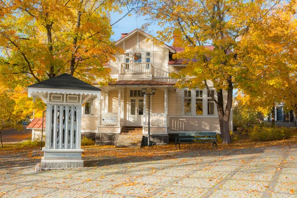 Kouvola, Finlandiya - 10 Ekim 2018: Eski rustik Müzesi ilçe, Kouvola - Kaunisnurmi, Radyo Müzesi güzel sonbahar.