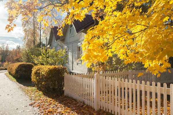 Kouvola, Finlandiya - 10 Ekim 2018: Güzel sonbahar aylarında eski rustik Müzesi ilçe, Kouvola - Kaunisnurmi.