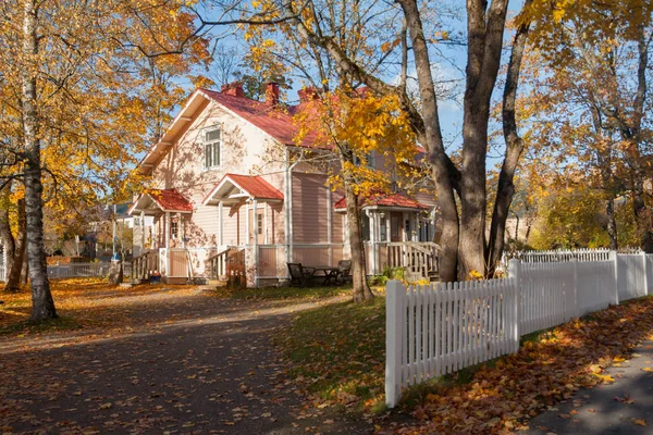 Kouvola, Finlandiya - 10 Ekim 2018: Güzel sonbahar aylarında eski rustik Müzesi ilçe, Kouvola - Kaunisnurmi.