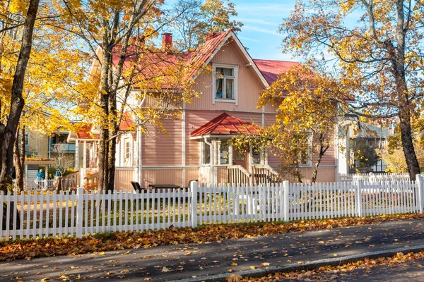 Kouvola, Finlandiya - 10 Ekim 2018: Güzel sonbahar aylarında eski rustik Müzesi ilçe, Kouvola - Kaunisnurmi.