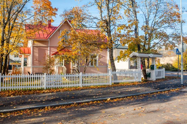 Kouvola, Finlandiya - 10 Ekim 2018: Güzel sonbahar aylarında eski rustik Müzesi ilçe, Kouvola - Kaunisnurmi.