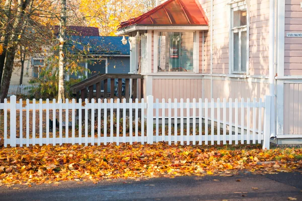 Kouvola, Finlandiya - 15 Ekim 2018: Güzel sonbahar aylarında eski rustik Müzesi ilçe, Kouvola - Kaunisnurmi.