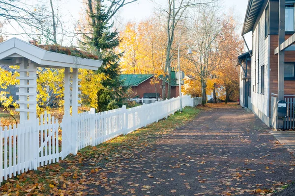 Kouvola, Finlandiya - 15 Ekim 2018: Güzel sonbahar aylarında eski rustik Müzesi ilçe, Kouvola - Kaunisnurmi.