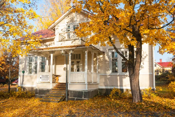 Kouvola, Finlandiya - 15 Ekim 2018: Eski rustik Müzesi ilçe, Kouvola - Kaunisnurmi, Radyo Müzesi güzel sonbahar.