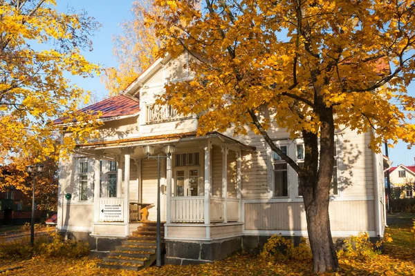 Kouvola, Finlandiya - 15 Ekim 2018: Eski rustik Müzesi ilçe, Kouvola - Kaunisnurmi, Radyo Müzesi güzel sonbahar.