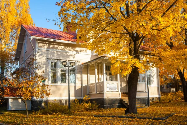 Kouvola, Finlandiya - 15 Ekim 2018: Eski rustik Müzesi ilçe, Kouvola - Kaunisnurmi, Radyo Müzesi güzel sonbahar.