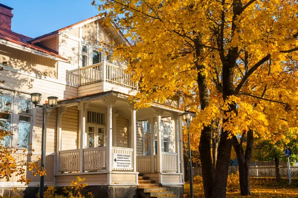 Kouvola, Finlandiya - 15 Ekim 2018: Eski rustik Müzesi ilçe, Kouvola - Kaunisnurmi, Radyo Müzesi güzel sonbahar.